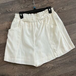 NWOT Vera Wang Ladies shorts L off white